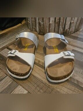 Viking Tofino sandals in a white and metallic silver. 41 EU